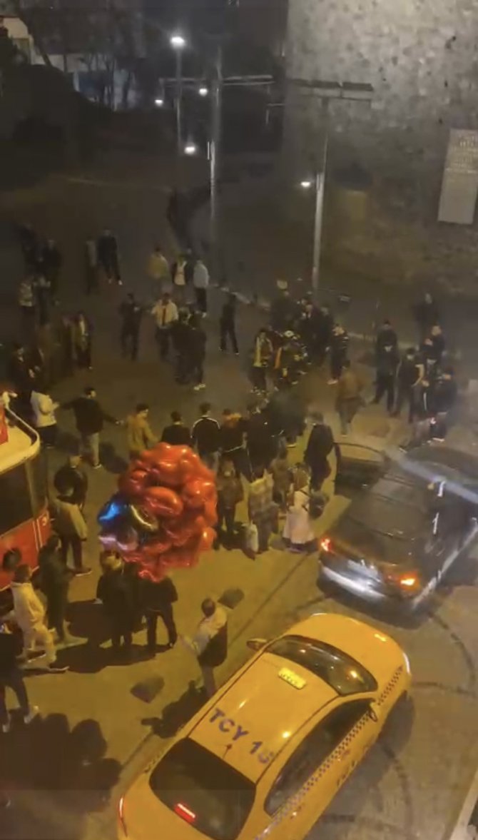 Galata’da “Pes” Dedirten Görüntüler: Hastane Yolunu Kesip Halay Çektiler
