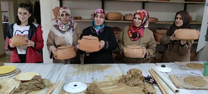Kadınlar Ekmeklerini Çamurdan Kazanıyor