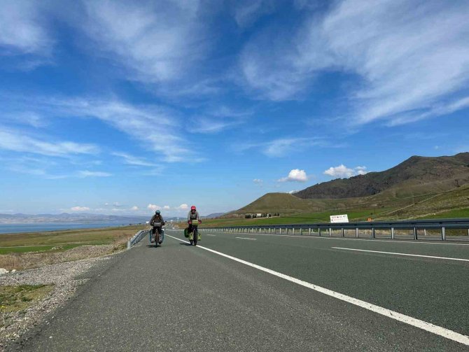 Bisikletle Dünya Turu Yapan Fransız Çift, “Hayatımda İlk Defa Bu Kadar İyi Niyetli İnsanlarla Karşılaştım”
