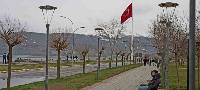 Tatvan Sahilinde Ramazan Yoğunluğu