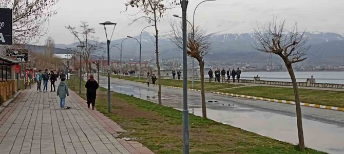 Tatvan Sahilinde Ramazan Yoğunluğu