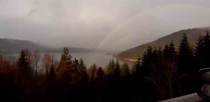Abant Gölü’nde Yağmur Sonrası Çıkan Gökkuşağı Mest Etti