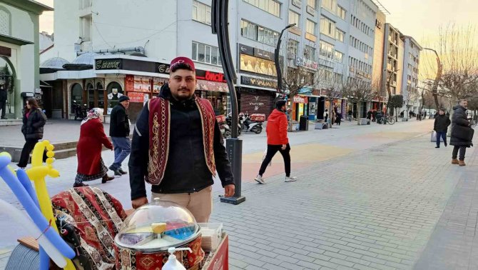 Sokak Sokak Gezip Osmanlı Macunu Satıyor