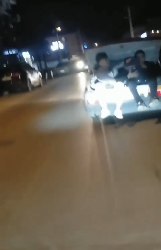 Gençlerin Otomobil Bagajındaki Tehlikeli Yolculuğu