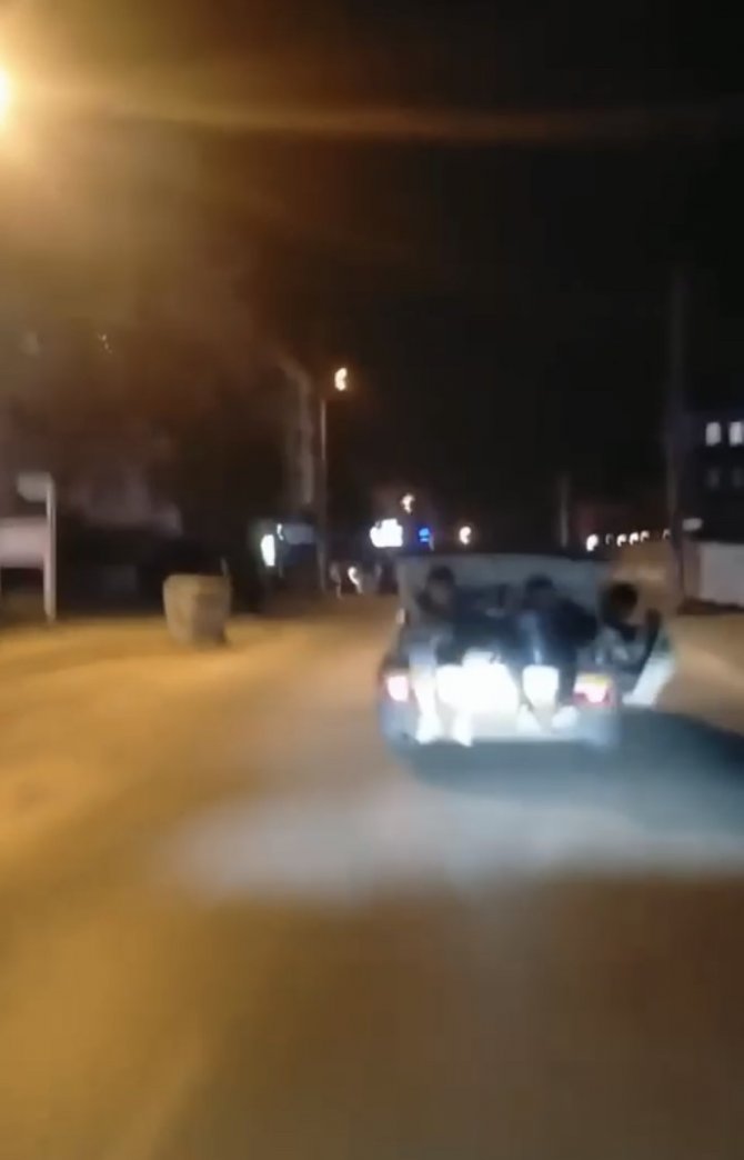 Gençlerin Otomobil Bagajındaki Tehlikeli Yolculuğu