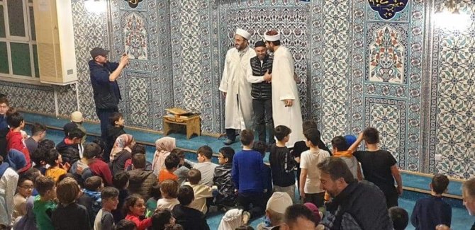 Teravih Namazına Katılan Çocuklar Hediyelerle Seviniyor