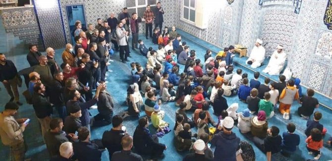 Teravih Namazına Katılan Çocuklar Hediyelerle Seviniyor