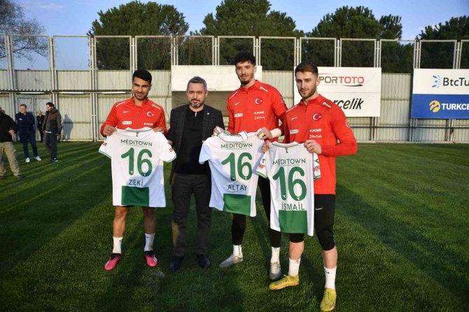 Altay Bayındır, İ̇smail Yüksek Ve Mehmet Zeki Çelik’e Bursaspor Forması Hediye Edildi