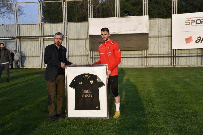 Altay Bayındır, İ̇smail Yüksek Ve Mehmet Zeki Çelik’e Bursaspor Forması Hediye Edildi