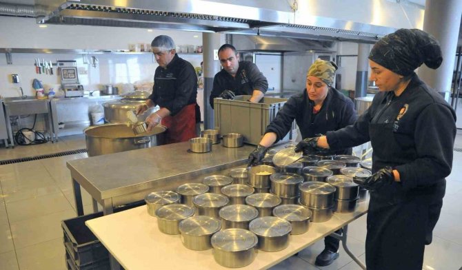 Samsun’da İhtiyaç Sahiplerine İftarlık Yemek İkram Ediliyor