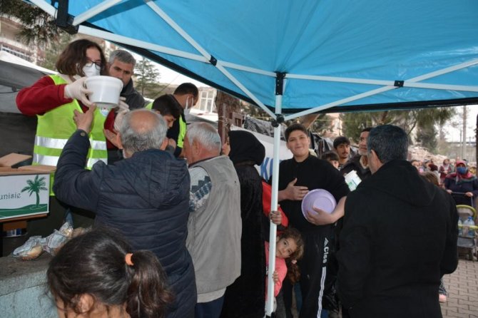 Lapseki Belediyesi Deprem Bölgesinde İftarlara Devam Ediyor