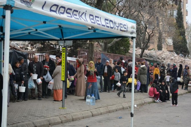 Lapseki Belediyesi Deprem Bölgesinde İftarlara Devam Ediyor