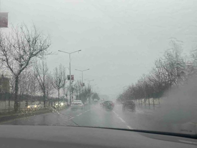 Diyarbakır’da Sağanak Etkili Oldu