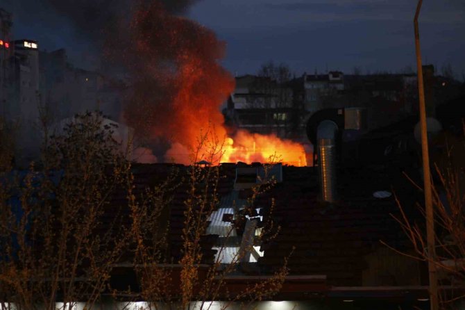 Eskişehir’de Yangın: 2 Dükkân Kullanılamaz Hale Geldi