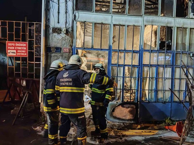 Eskişehir’de Yangın: 2 Dükkân Kullanılamaz Hale Geldi