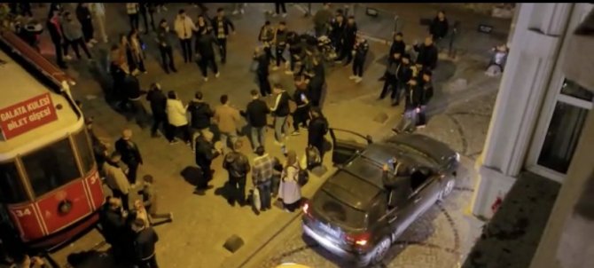 Galata’da “Pes” Dedirten Görüntüler: Hastane Yolunu Kesip Halay Çektiler