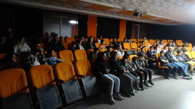 Depremzede Çocuklar İçin Sinema Etkinliği