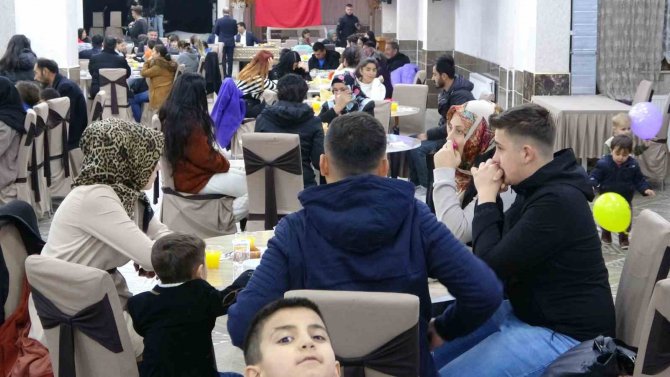 Yüksekova’da Depremzede Ailelere İftar Yemeği