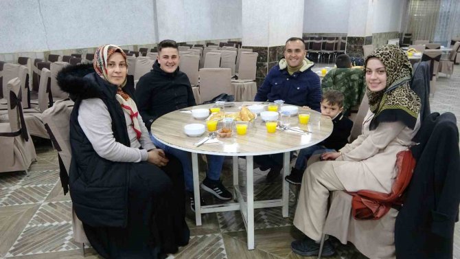 Yüksekova’da Depremzede Ailelere İftar Yemeği