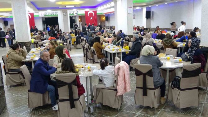 Yüksekova’da Depremzede Ailelere İftar Yemeği