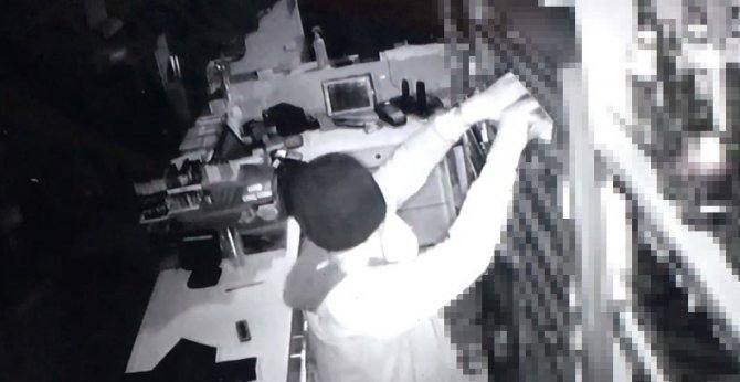İ̇stanbul’da Tekel Bayii Soygunu Kamerada: Alarm Çalınca Apar Topar Kaçtılar