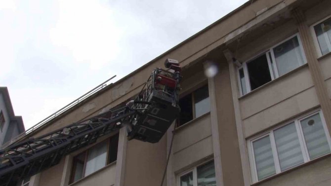 Ümraniye’de Apartman Yangını: 1’i Çocuk 3 Kişi Dumandan Etkilendi