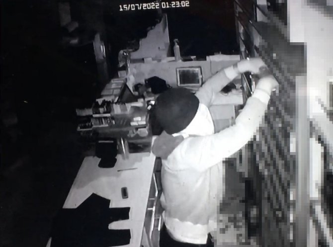 İ̇stanbul’da Tekel Bayii Soygunu Kamerada: Alarm Çalınca Apar Topar Kaçtılar
