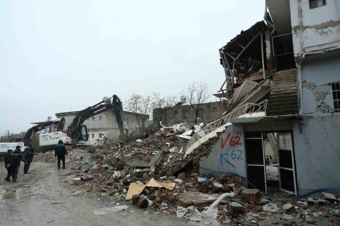 Hatay’da Enkaz Kaldırma Çalışmaları Zorlu Hava Şartlarına Rağmen Devam Ediyor