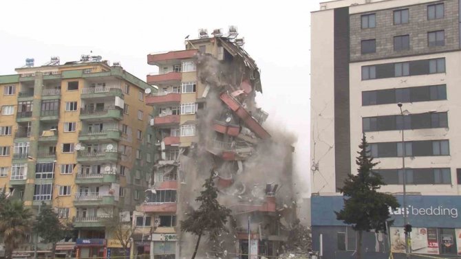Kahramanmaraş’ta 8 Katlı Binanın Kontrollü Yıkımı Kamerada
