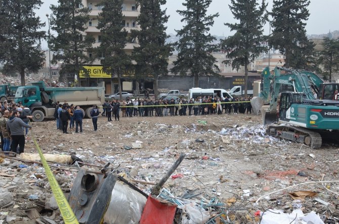 Depremin 49’uncu Gününde Enkazdan Bir Kadın Cesedi Çıkartıldı