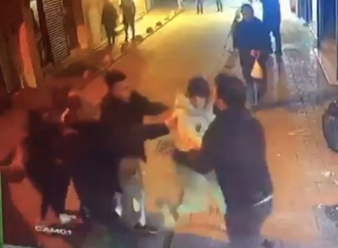 İ̇stanbul’da Kadınların Omuz Atma Kavgası Kamerada