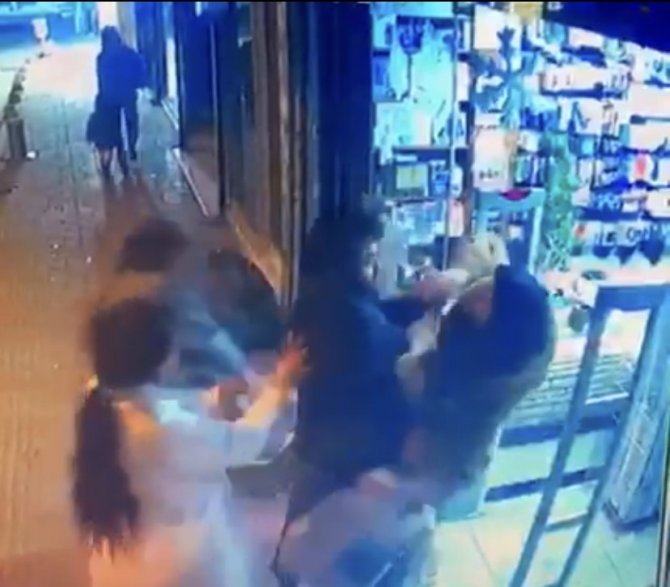 İ̇stanbul’da Kadınların Omuz Atma Kavgası Kamerada