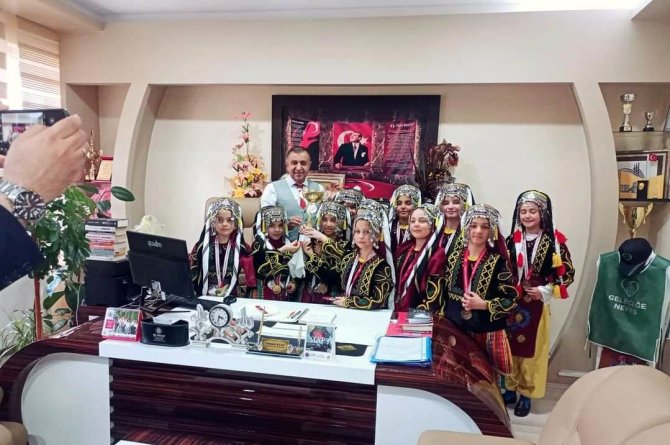 Tomarza Zekiye Canpolat İ̇lkokulu Folklor Yarışmasında Birinci Oldu