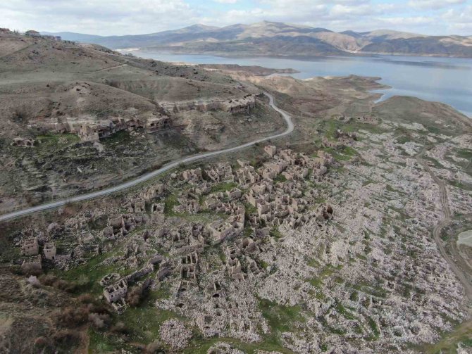 Baraj Kıyısındaki Köy, Sular Çekilince Ortaya Çıktı