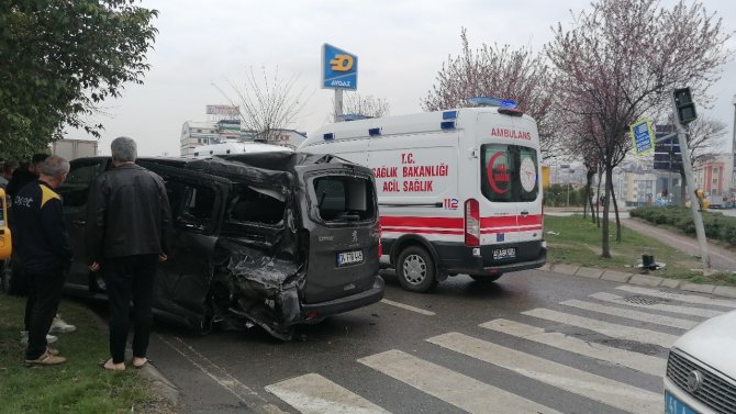 Ters Yöne U Dönüşü Kazayı Getirdi: 1’i Ağır 4 Yaralı