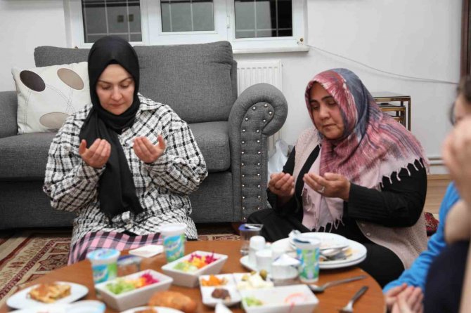 Çolakbayrakdar Çifti, İftarda Depremzede Ailenin Misafiri Oldu