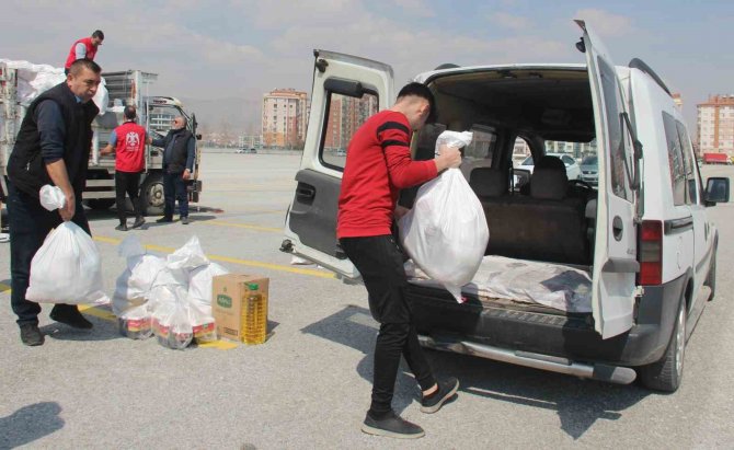 Depremzede Aileler İçin Gönüllü Kurye Oldular