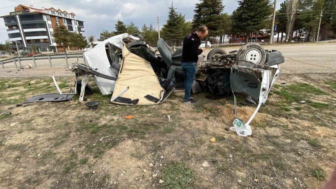 Kaza Yapan Otomobil Parçalandı: 1 Ölü, 1 Yaralı