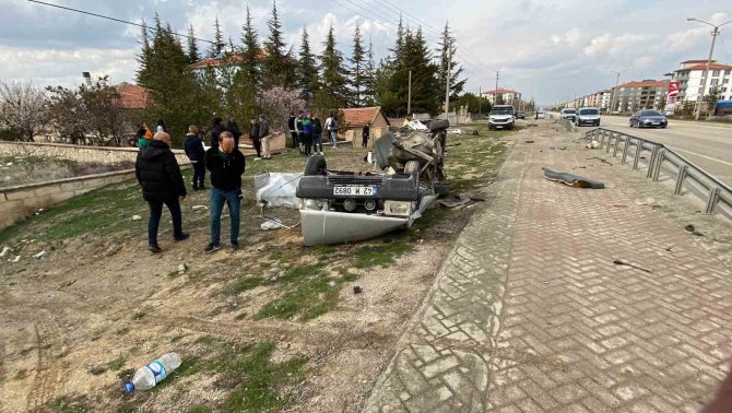 Kaza Yapan Otomobil Parçalandı: 1 Ölü, 1 Yaralı