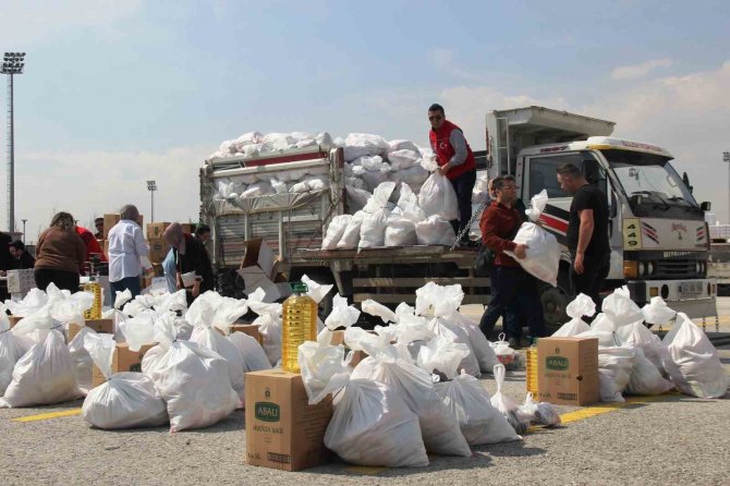 Depremzede Aileler İçin Gönüllü Kurye Oldular