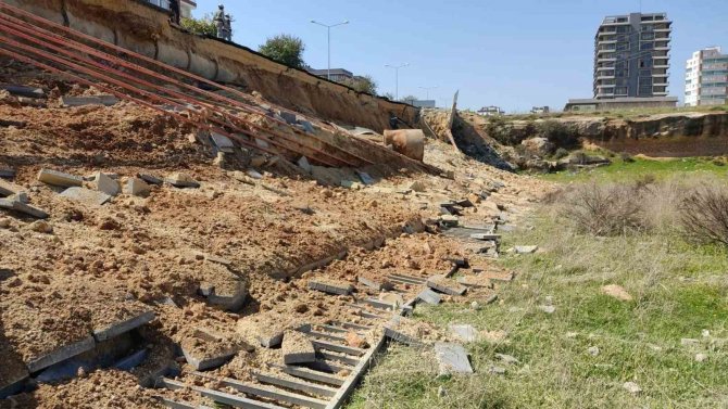 Mersin’de Bisiklet Yolu Çöktü