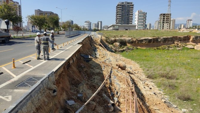 Mersin’de Bisiklet Yolu Çöktü