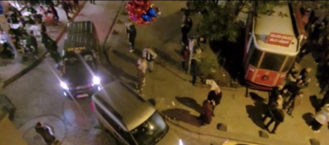 Galata’da “Pes” Dedirten Görüntüler: Hastane Yolunu Kesip Halay Çektiler