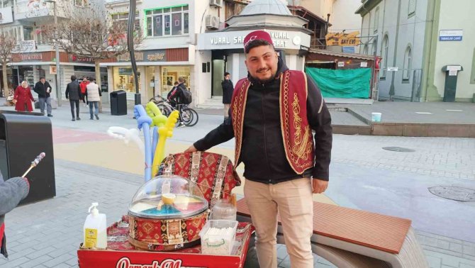 Sokak Sokak Gezip Osmanlı Macunu Satıyor