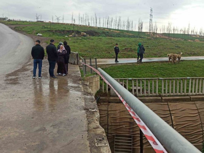 Sancaktepe’de Araç Demir Korkulukları Aşıp Dereye Uçtu: 2 Yaralı