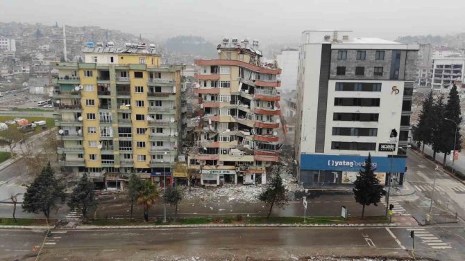 Kahramanmaraş’ta 8 Katlı Binanın Kontrollü Yıkımı Kamerada
