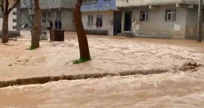 Şanlıurfa’da Yollar Göle Döndü, Köy Yolları Kapandı