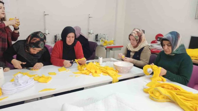 Depremzede Çocuklar İçin Oyuncak Ürettiler