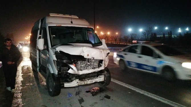 Tem’in Orta Şeridinde Terk Edilen Otomobil Kazaya Sebep Oldu: 4 Yaralı