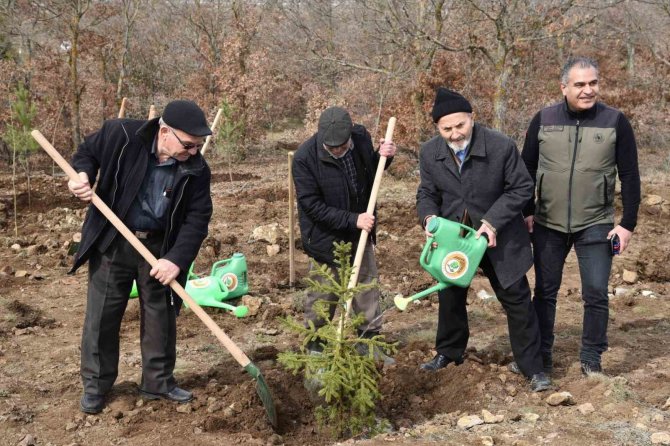 Üç Emekliden Örnek Davranış